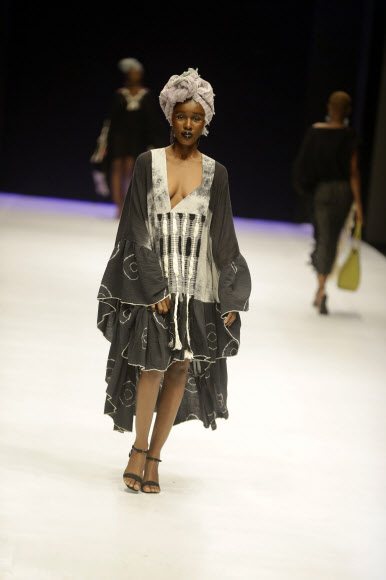 모델이 25일(현지시간) 나이지리아 라고스에서 열린 ‘하이네켄 패션 앤 디자인 위크(Heineken Fashion and Design Week)’에서 디자이너 안드레아 이야마(Andrea Iyamah)의 컬렉션을 선보이고 있다. AP 연합뉴스