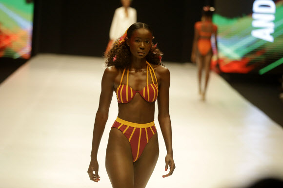 모델이 25일(현지시간) 나이지리아 라고스에서 열린 ‘하이네켄 패션 앤 디자인 위크(Heineken Fashion and Design Week)’에서 디자이너 안드레아 이야마(Andrea Iyamah)의 컬렉션을 선보이고 있다. AP 연합뉴스