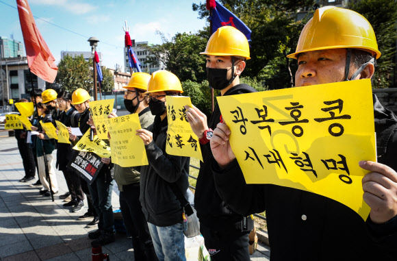 26일 서울 보신각 앞에서 열린 홍콩 민주화 운동 연대집회에서 시민단체 회원들이 홍콩 민주화를 촉구하고 있다. 2019.10.26 연합뉴스
