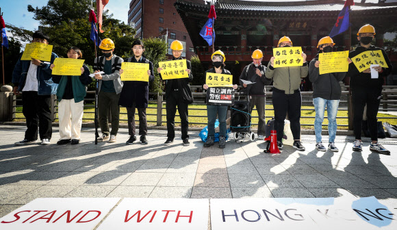 26일 서울 보신각 앞에서 열린 홍콩 민주화 운동 연대집회에서 시민단체 회원들이 홍콩 민주화를 촉구하고 있다. 2019.10.26 연합뉴스