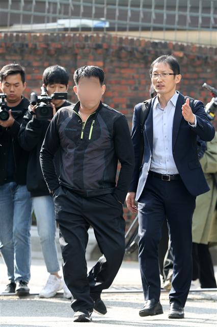 화성연쇄살인 8차 사건으로 복역후 출소한 윤모씨(52)가 참고인 조사를 받기 위해 재심 조력자인 박준영 변호사와 26일 오후 경기도 수원시 장안구 경기남부지방경찰청 광역수사대에 출석하고 있다.2019.10.26 뉴스1