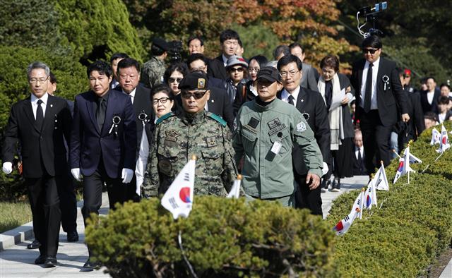 박정희 서거 40주기, 묘소로 향하는 박근령·신동욱