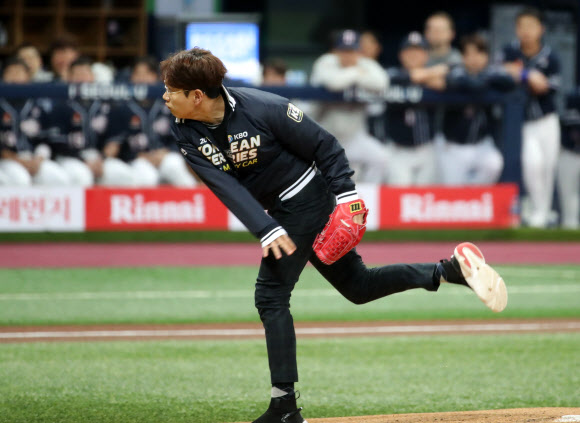 26일 오후 서울 구로구 고척스카이돔에서 열린 2019 프로야구 한국시리즈 4차전 두산 베어스와 키움 히어로즈의 경기.  방송인 장성규가 시구를 하고 있다. 2019.10.26  연합뉴스