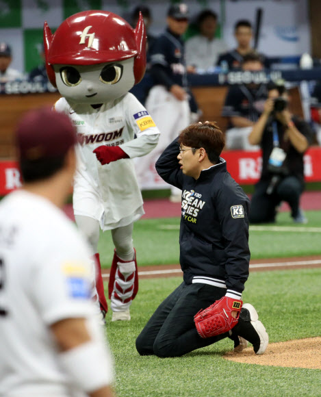 26일 오후 서울 구로구 고척스카이돔에서 열린 2019 프로야구 한국시리즈 4차전 두산 베어스와 키움 히어로즈의 경기.  방송인 장성규가 시구를 한 뒤 그라운드에 앉아 있다. 2019.10.26  연합뉴스