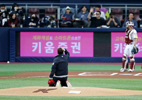 26일 오후 서울 구로구 고척스카이돔에서 열린 2019 프로야구 한국시리즈 4차전 두산 베어스와 키움 히어로즈의 경기. 경기 시작 전 시구에 나선 장성규 아나운서가 아쉬워하고 있다. 2019.10.26  연합뉴스