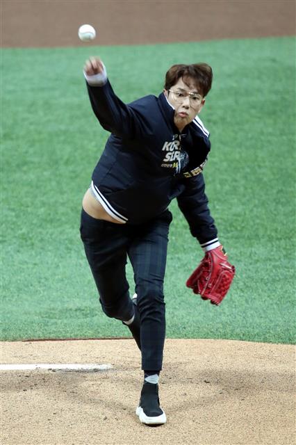 방송인 장성규가 26일 오후 서울 구로구 고척스카이돔에서 열린 프로야구 2019 신한은행 마이카 KBO리그 한국시리즈 4차전 두산 베어스와 키움 히어로즈의 경기에서 시구하고 있다.2019.10.26 뉴스1