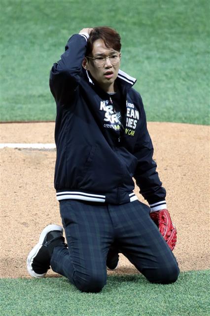 방송인 장성규가 26일 오후 서울 구로구 고척스카이돔에서 열린 프로야구 2019 신한은행 마이카 KBO리그 한국시리즈 4차전 두산 베어스와 키움 히어로즈의 경기에서 시구한뒤 마운드에 무릎을 꿇고 있다.2019.10.26 뉴스1