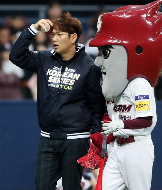 26일 오후 서울 구로구 고척스카이돔에서 열린 프로야구 2019 신한은행 마이카 KBO리그 한국시리즈 4차전 두산 베어스와 키움 히어로즈의 경기, 방송인 장성규가 시구를 마친 후 경기장을 빠져나가고 있다. 2019.10.26 뉴스1