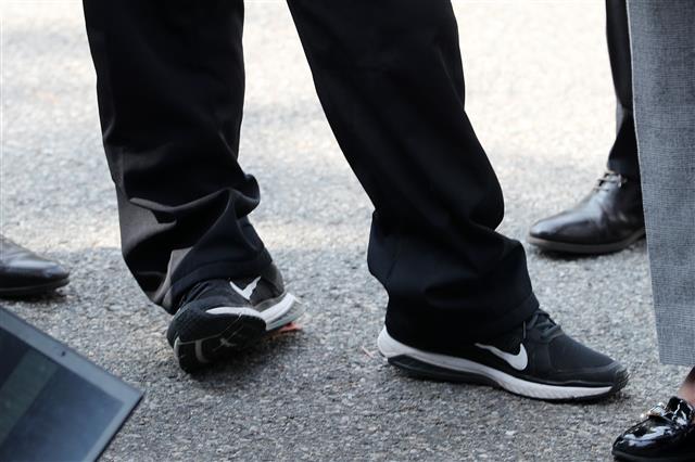 화성연쇄살인 8차 사건으로 복역후 출소한 윤모씨(52)가 재심 조력자인 박준영 변호사와 26일 오후 경기도 수원시 장안구 경기남부지방경찰청 광역수사대에서 참고인 신분으로 조사를 받기위해 출석하던 중 입장을 밝히고 있다. 2019.10.26 뉴스1