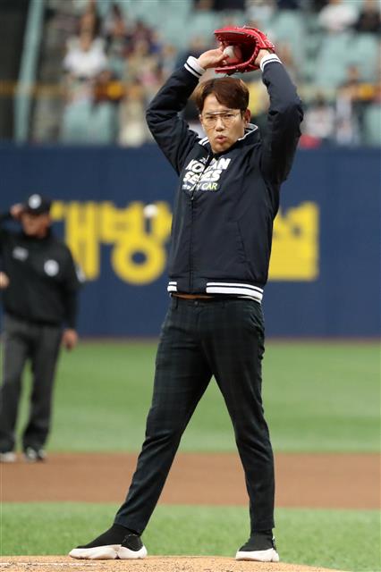 26일 오후 서울 구로구 고척스카이돔에서 열린 프로야구 2019 신한은행 마이카 KBO리그 한국시리즈 3차전 두산 베어스와 키움 히어로즈의 경기에 앞서 방송인 장성규가 시구를 하고 있다. 2019.10.26 뉴스1