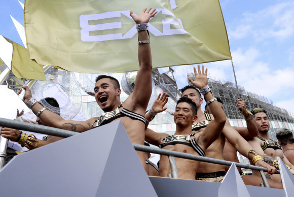 26일(현지시간) 대만 타이베이에서 열린 성 소수자들의 축제 ‘게이 프라이드 퍼레이드’ 참가자들이 거리 행진을 하고 있다. AP 연합뉴스