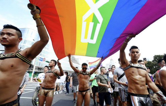26일(현지시간) 대만 타이베이에서 열린 성 소수자들의 축제 ‘게이 프라이드 퍼레이드’ 참가자들이 거리 행진을 하고 있다. AP 연합뉴스