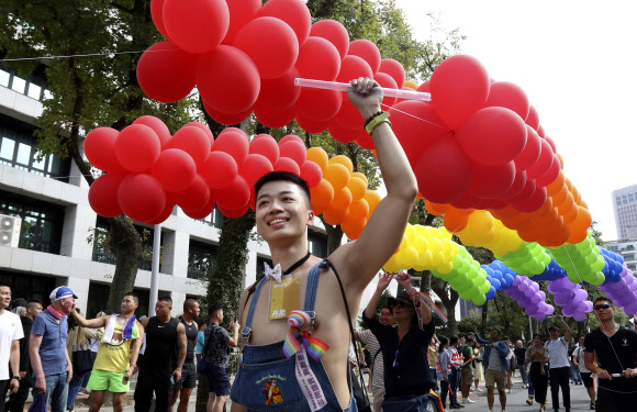 26일(현지시간) 대만 타이베이에서 열린 성 소수자들의 축제 ‘게이 프라이드 퍼레이드’ 참가자들이 거리 행진을 하고 있다. AP 연합뉴스