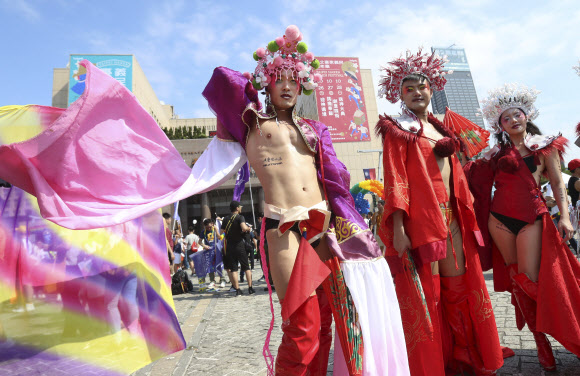 26일(현지시간) 대만 타이베이에서 열린 성 소수자들의 축제 ‘게이 프라이드 퍼레이드’ 참가자들이 거리 행진을 하고 있다. AP 연합뉴스