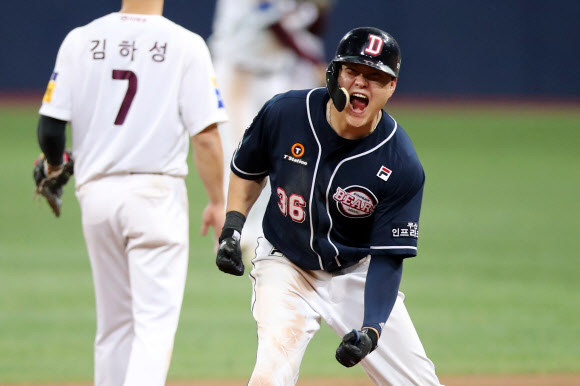 오재일이 26일 고척 스카이돔에서 열린 한국시리즈 4차전에서 10회 역전 2루타를 때린 후 포효하고 있다. 연합뉴스