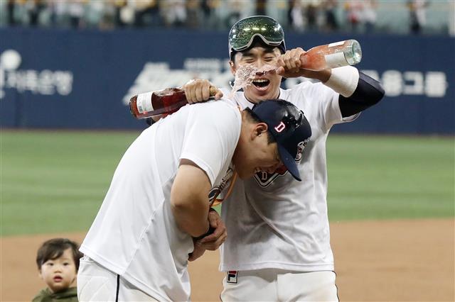 두산 MVP ‘행복한 샴페인 세례’