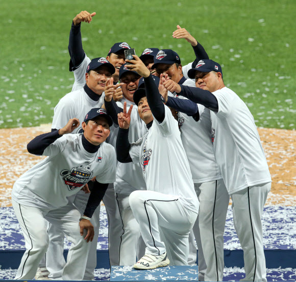 코치들도 ‘셀피’ 자축