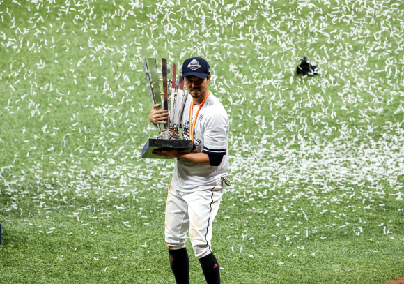 우승트로피 든 두산 주장 오재원