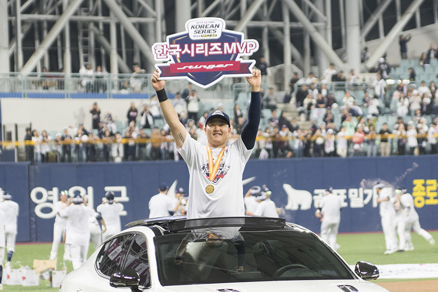 오재일이 2019 한국시리즈 최우수선수(MVP) 부상으로 받은 차를 타고 팬들을 향해 인사하고 있다.