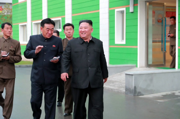 김정은, 묘향산의료기구공장 시찰하며 담당자들 질책