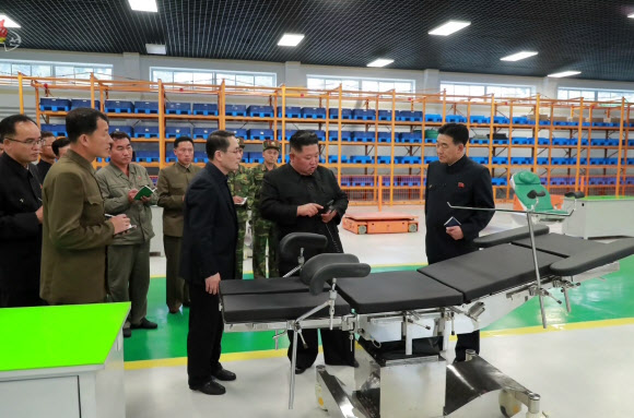 김정은, 묘향산의료기구공장 시찰하며 담당자들 질책
