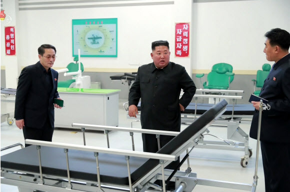 김정은, 묘향산의료기구공장 시찰하며 담당자들 질책