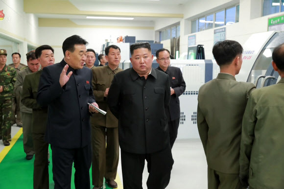 김정은, 묘향산의료기구공장 시찰하며 담당자들 질책