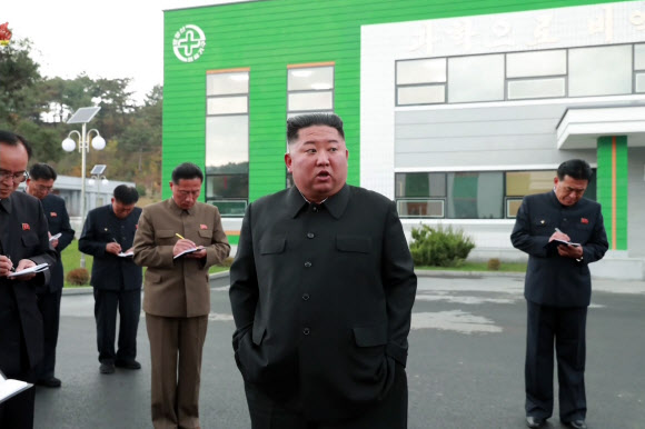 김정은, 묘향산의료기구공장 시찰하며 담당자들 질책