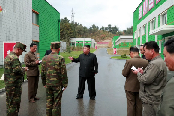 김정은, 묘향산의료기구공장 시찰하며 담당자들 질책