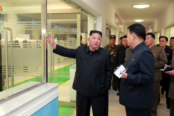 김정은, 묘향산의료기구공장 시찰하며 담당자들 질책