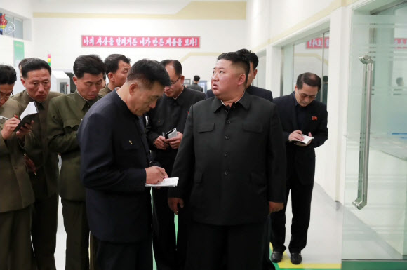 김정은, 묘향산의료기구공장 시찰하며 담당자들 질책