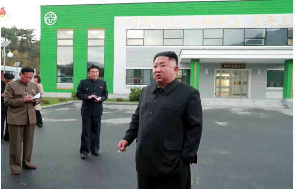 김정은, 묘향산의료기구공장 시찰하며 담당자들 질책