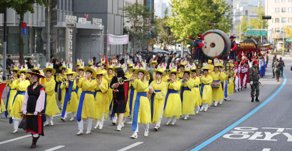 27일 서울 용두동 일대에서 열린 제29회 청룡문화제에서 어가행렬이 서울시립동부병원을 출발해 용두공원을 향해 이동하고 있다. 2019.10.27. 오장환 기자 5zzang@seoul.co.kr