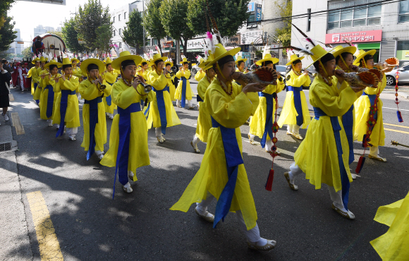 27일 서울 용두동 일대에서 열린 제29회 청룡문화제에서 어가행렬이 서울시립동부병원을 출발해 용두공원을 향해 이동하고 있다. 2019.10.27. 오장환 기자 5zzang@seoul.co.kr