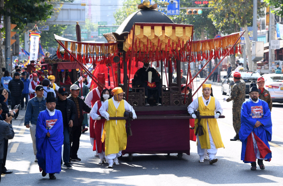 27일 서울 용두동 일대에서 열린 제29회 청룡문화제에서 어가행렬이 서울시립동부병원을 출발해 용두공원을 향해 이동하고 있다. 2019.10.27. 오장환 기자 5zzang@seoul.co.kr