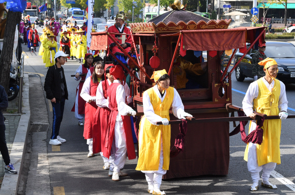27일 서울 용두동 일대에서 열린 제29회 청룡문화제에서 어가행렬이 서울시립동부병원을 출발해 용두공원을 향해 이동하고 있다. 2019.10.27. 오장환 기자 5zzang@seoul.co.kr