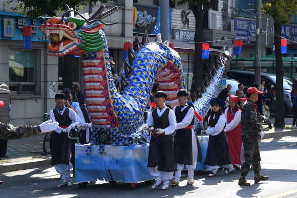 27일 서울 용두동 일대에서 열린 제29회 청룡문화제에서 어가행렬이 서울시립동부병원을 출발해 용두공원을 향해 이동하고 있다. 2019.10.27. 오장환 기자 5zzang@seoul.co.kr