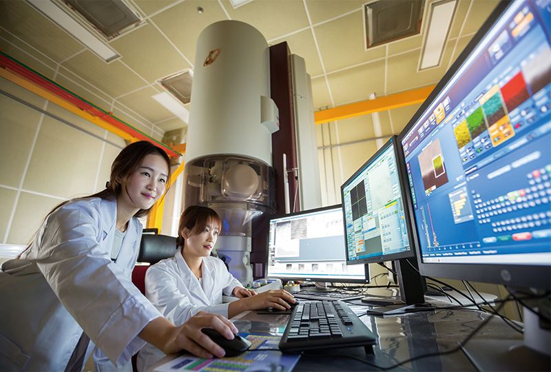 UNIST 연구원들이 리튬이온 배터리를 연구하는 모습