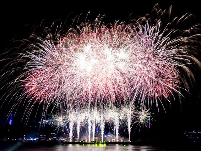 여수밤바다를 수놓는 화려한 불꽃