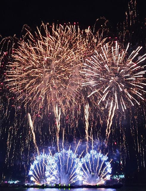 화려한 불꽃으로 물든 여수 밤바다