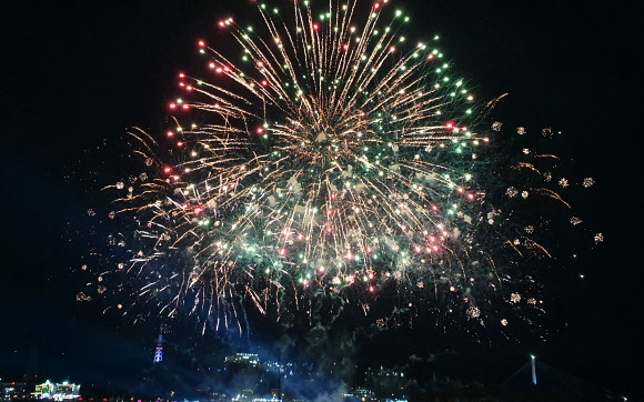 불꽃 피어나는 여수 밤바다