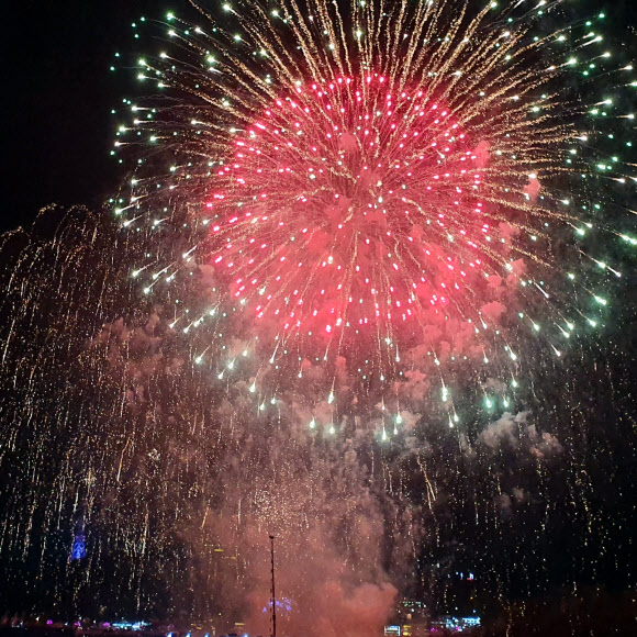 여수 밤하늘 수놓는 불꽃