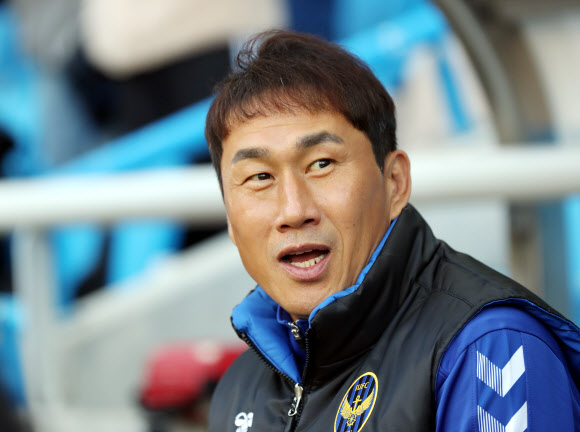 밝은 표정의 유상철 감독