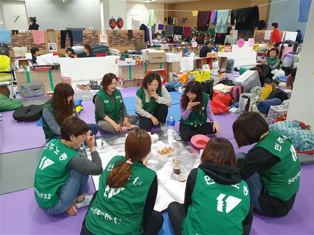 경북 김천 한국도로공사 본사에서 점거 농성을 벌이고 있는 톨게이트 요금 수납원들이 지난 25일 삶은 달걀과 식빵 등을 먹으며 이야기를 나누고 있다.