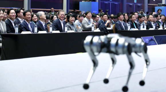 문재인 대통령과 네이버 한성숙 대표가 28일 오전 서울 강남구 코엑스에서 열린 인공지능 콘퍼런스 ‘데뷰(DEVIEW) 2019’에서 4족보행 로봇 미니치타를 보고 있다. 2019. 10.28. 도준석 기자pado@seoul.co.kr