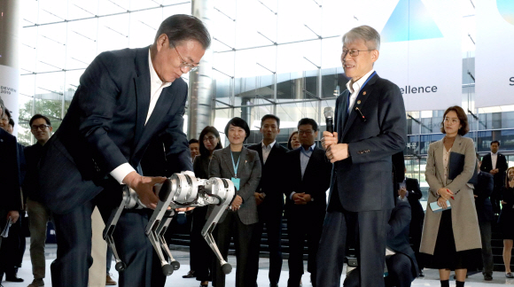 문재인 대통령이 28일 오전 서울 강남구 코엑스에서 열린 인공지능 콘퍼런스 ‘데뷰(DEVIEW) 2019’에서 리모콘으로 4족보행 로봇 미니치타를 들어보고 있다. 로봇 미니치타는 이번 행사에서 국내 최초 공개됐다. 2019. 10.28. 도준석 기자pado@seoul.co.kr