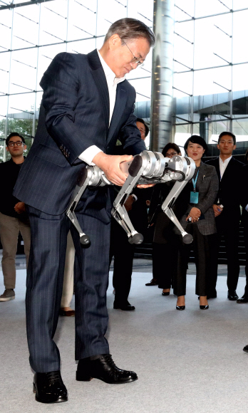 문재인 대통령이 28일 오전 서울 강남구 코엑스에서 열린 인공지능 콘퍼런스 ‘데뷰(DEVIEW) 2019’에서 리모콘으로 4족보행 로봇 미니치타를 들어보고 있다. 로봇 미니치타는 이번 행사에서 국내 최초 공개됐다. 2019. 10.28. 도준석 기자pado@seoul.co.kr