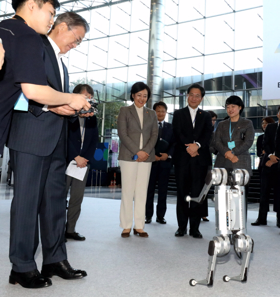 문재인 대통령이 28일 오전 서울 강남구 코엑스에서 열린 인공지능 콘퍼런스 ‘데뷰(DEVIEW) 2019’에서 리모콘으로 4족보행 로봇 미니치타를 작동하고 있다. 로봇 미니치타는 이번 행사에서 국내 최초 공개됐다. 2019. 10.28. 도준석 기자pado@seoul.co.kr