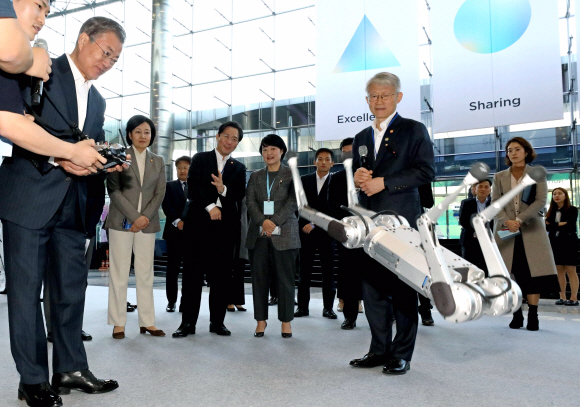 문재인 대통령이 28일 오전 서울 강남구 코엑스에서 열린 인공지능 콘퍼런스 ‘데뷰(DEVIEW) 2019’에서 리모콘으로 4족보행 로봇 미니치타를 작동하고 있다. 로봇 미니치타는 이번 행사에서 국내 최초 공개됐다. 2019. 10.28. 도준석 기자pado@seoul.co.kr