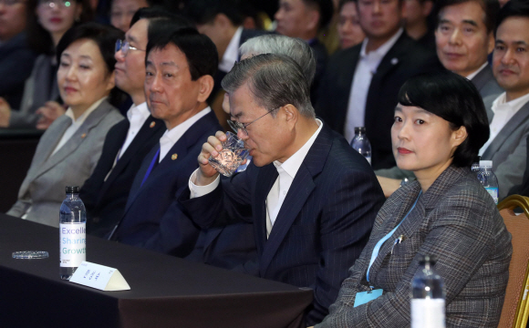 문재인 대통령이 28일 서울 삼성동 코엑스에서 열린 인공지능관련 회의 ‘DEVIEW2019’에 참석해 축사를 하기전 물을 마시고 있다. 오른쪽은 한성숙 네이버 대표. 2019. 10.28. 도준석 기자pado@seoul.co.kr